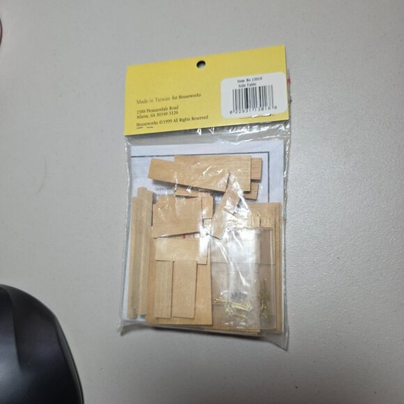 NWT Houseworks Shenandoah Designs Side Table Doll House Miniature Kit - Picture 4 of 4